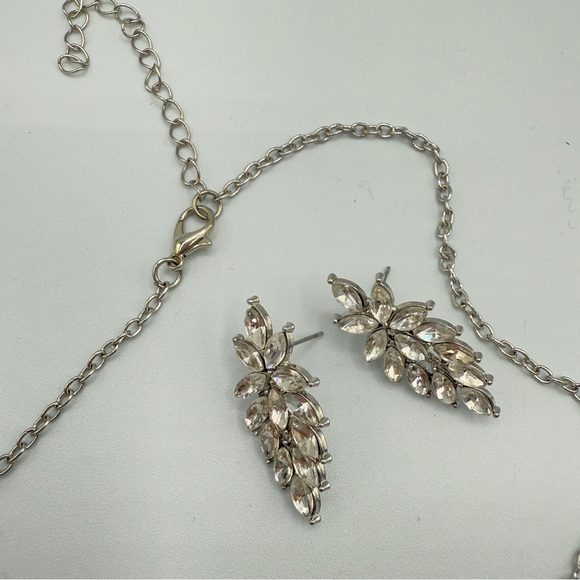 Elegant Silver Floral Necklace and Earring Set - Picture 8 of 11
